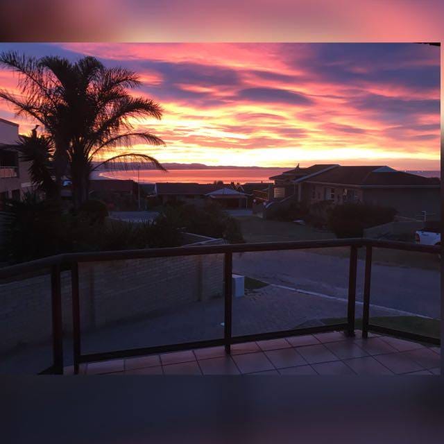 To Let 4 Bedroom Property for Rent in Wavecrest Eastern Cape